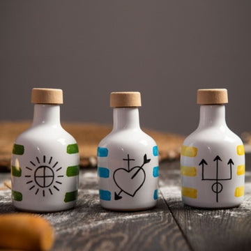 Bottiglie di olio artigianali in ceramica pugliese