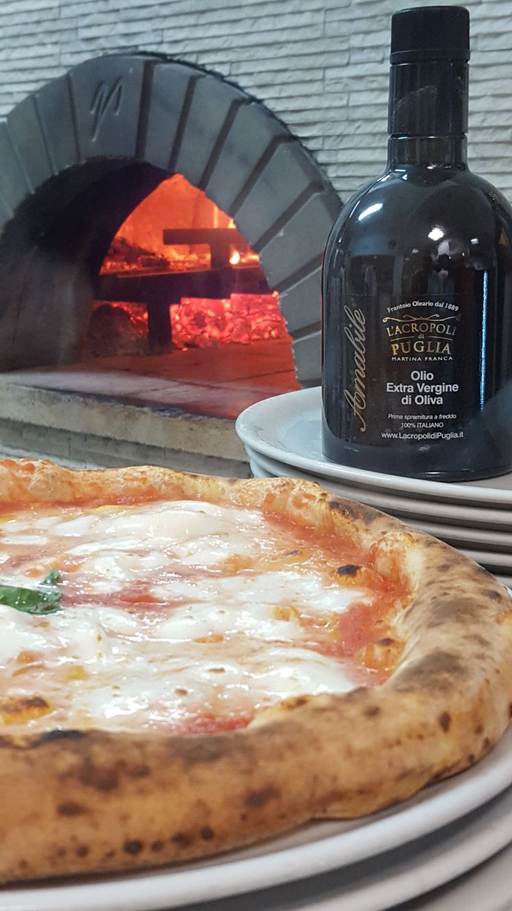 L’olio extravergine di oliva è il miglior alleato della pizza - L'Acropoli di Puglia