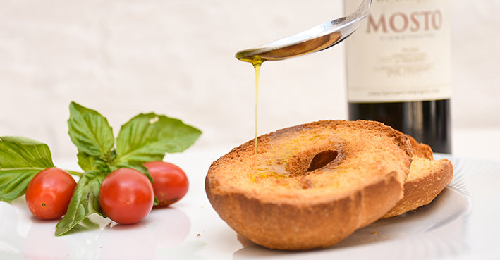 Pane e olio extravergine di oliva: una merenda senza tempo, sana e sfiziosa - L'Acropoli di Puglia