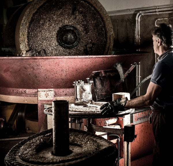 Lavorazione delle olive nel frantoio

