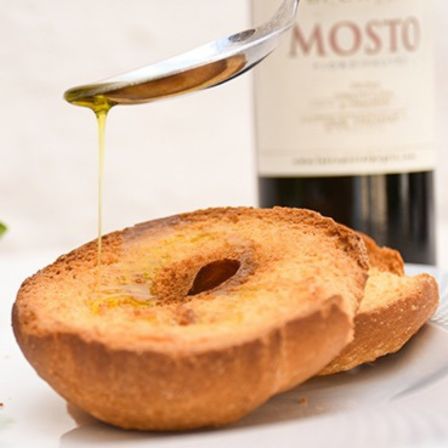Olio Lucarella sulla tavola
